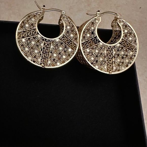 Elegant Gold Hoop Earrings - Picture 6 of 10